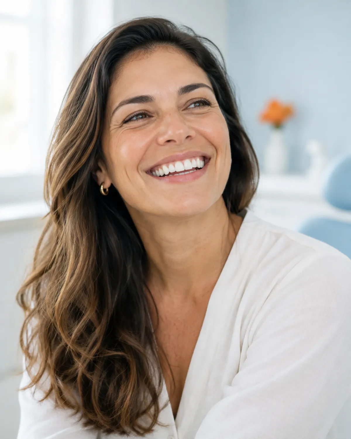 Mulher sorrindo com tranquilidade